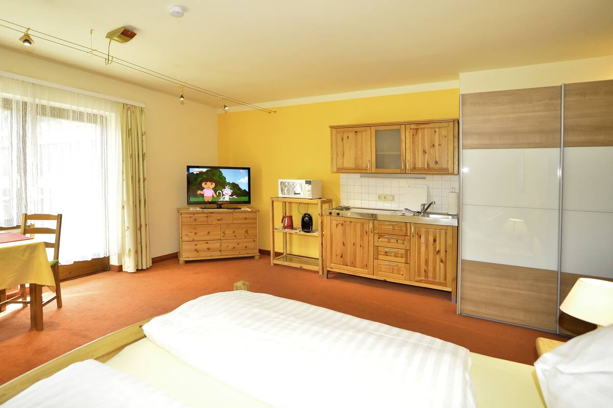 Studio (Apartment 18) | Rollaway beds, free WiFi, bed sheets