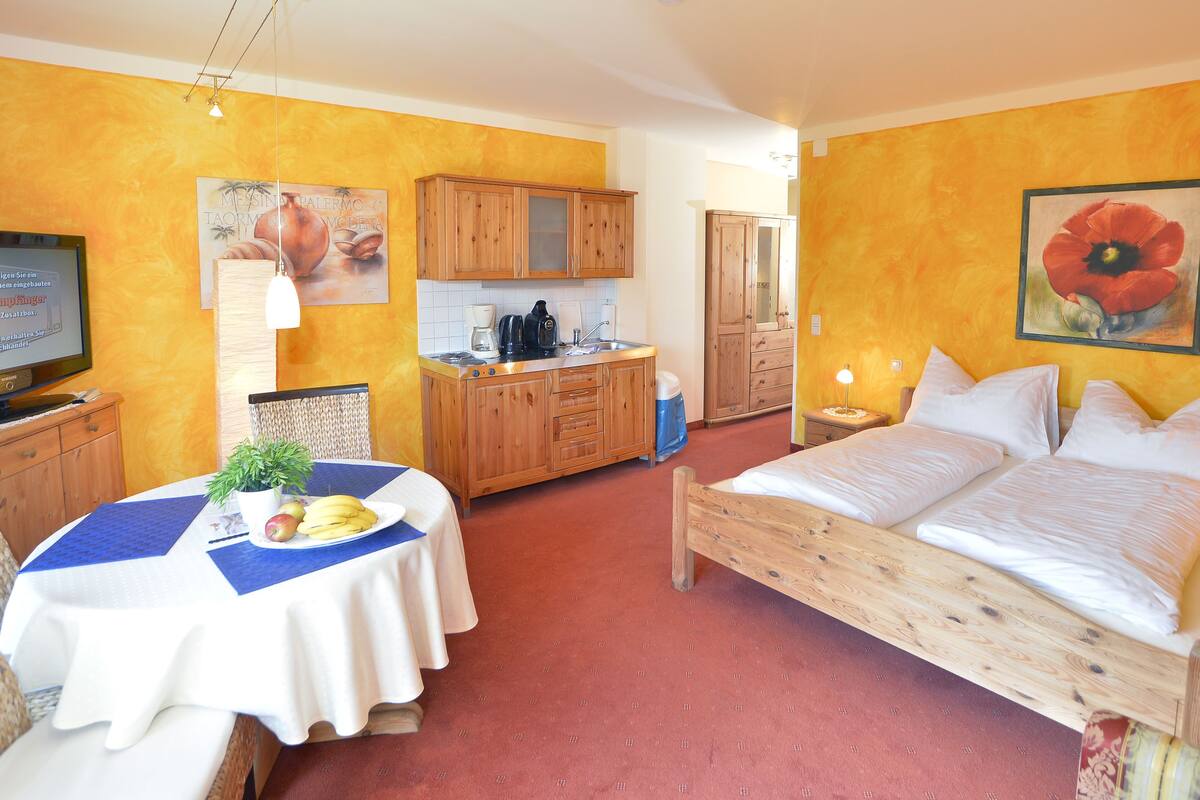 Studio (Apartment 14) | Rollaway beds, free WiFi, bed sheets