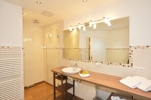 Apartment, 1 Schlafzimmer (Apartment 24) | Badezimmer | Haartrockner, Handtücher