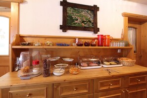 Daily buffet breakfast for a fee - Toni's Ferienheim (Soelden)