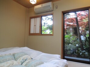 Down comforters, Tempur-Pedic beds, in-room safe, free WiFi - Tsubakiso (Nara)