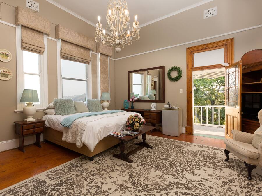 Suite Klasik, 1 Tempat Tidur King, kamar mandi pribadi, pemandangan sungai (Master) | Seprai premium, selimut bulu angsa, bantalan ekstra lembut, dan brankas