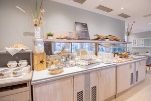 Bữa sáng buffet hàng ngày (12.90 EUR/mỗi người) 