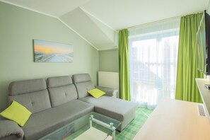 جناح | مكتب ومساحة عمل للكمبيوتر المحمول وستائر تعتيم وتجهيزات عازلة للصوت