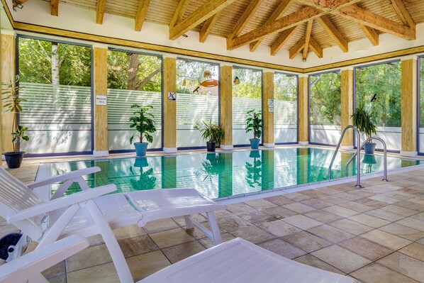 من حمّامات السباحة المغطاة، مقاعد للتشمس