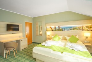 مكتب ومساحة عمل للكمبيوتر  المحمول وستائر تعتيم وتجهيزات عازلة للصوت