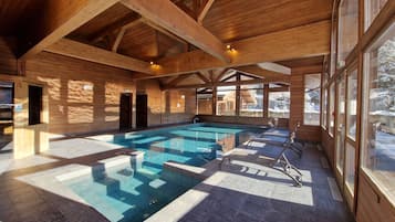 Piscine couverte, chaises longues