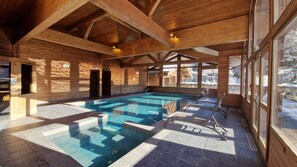 Inomhuspool och solstolar