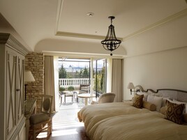 Terrace Junior Suite Twin Room, Non Smoking | In-room safe, individually furnished, desk, laptop workspace