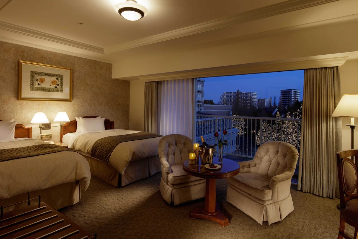 In-room safe, individually furnished, desk, laptop workspace