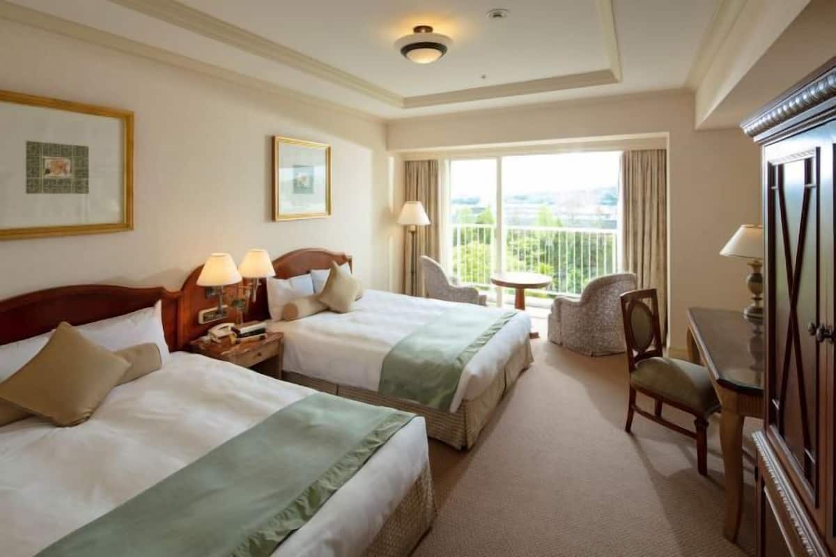 In-room safe, individually furnished, desk, laptop workspace