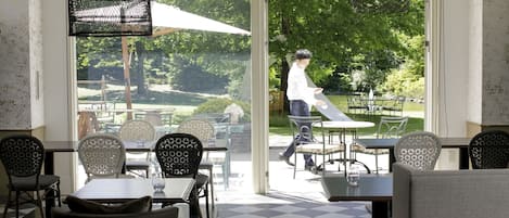 3 restaurants, breakfast, lunch, dinner served; French cuisine