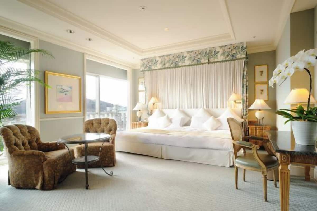 In-room safe, individually furnished, desk, laptop workspace