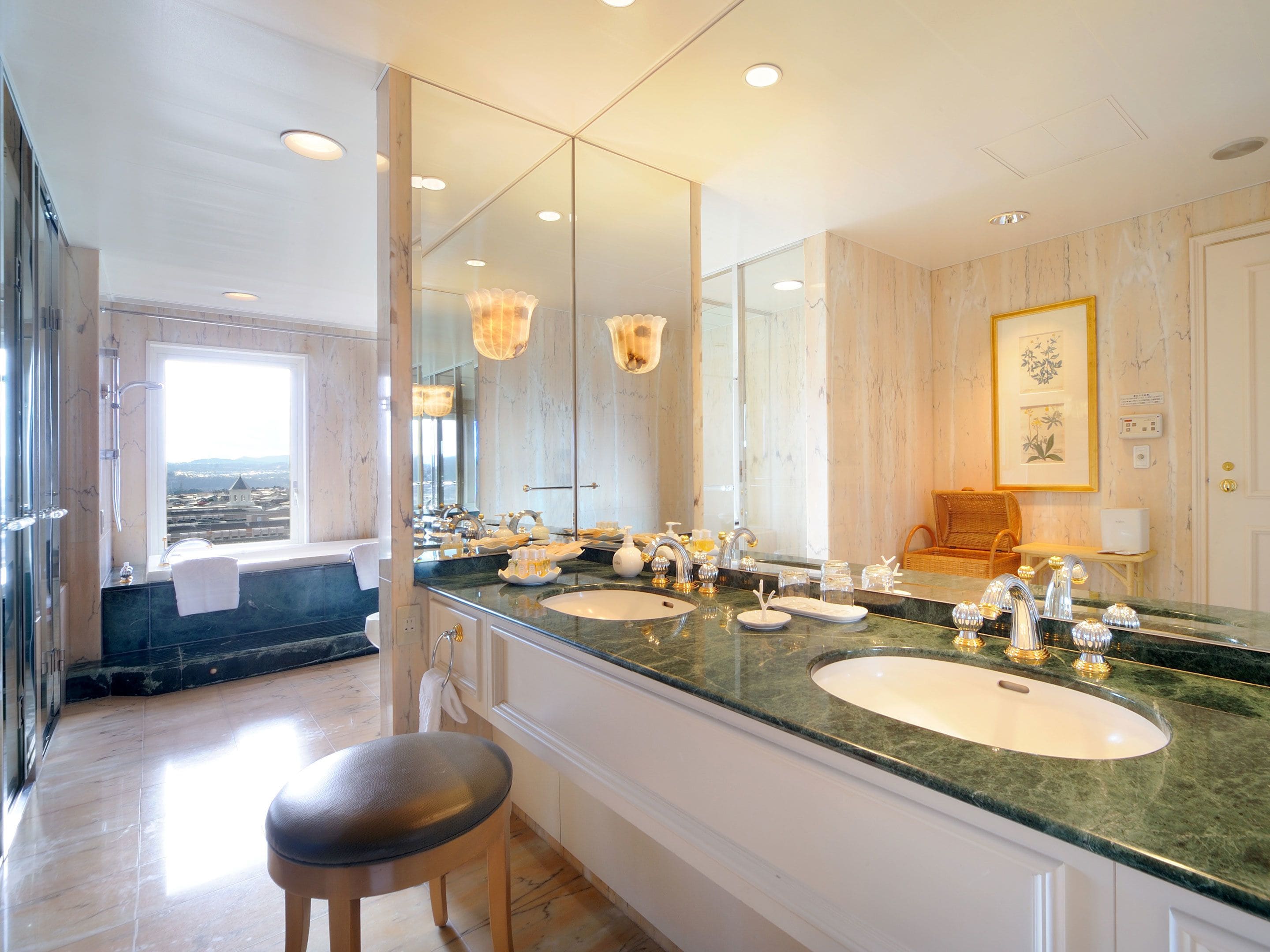 royal suite, non smoking, garden view | bathroom sink