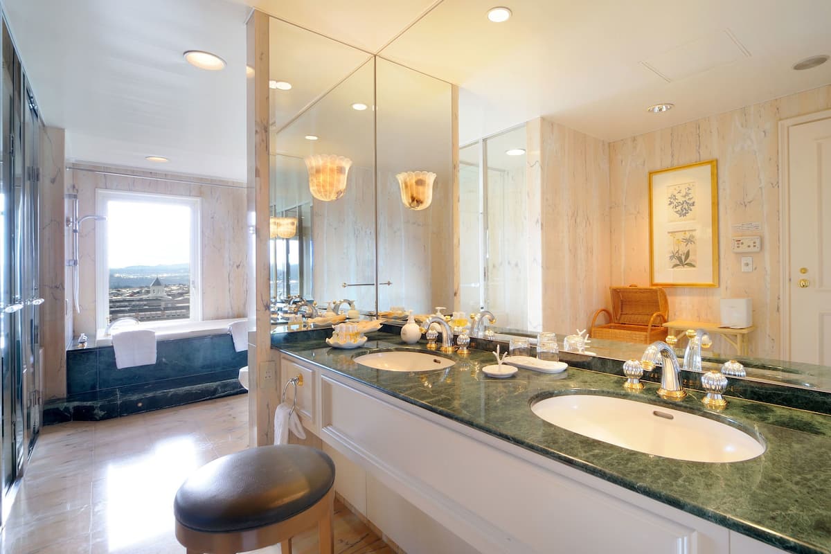 royal suite, non smoking, garden view | bathroom sink