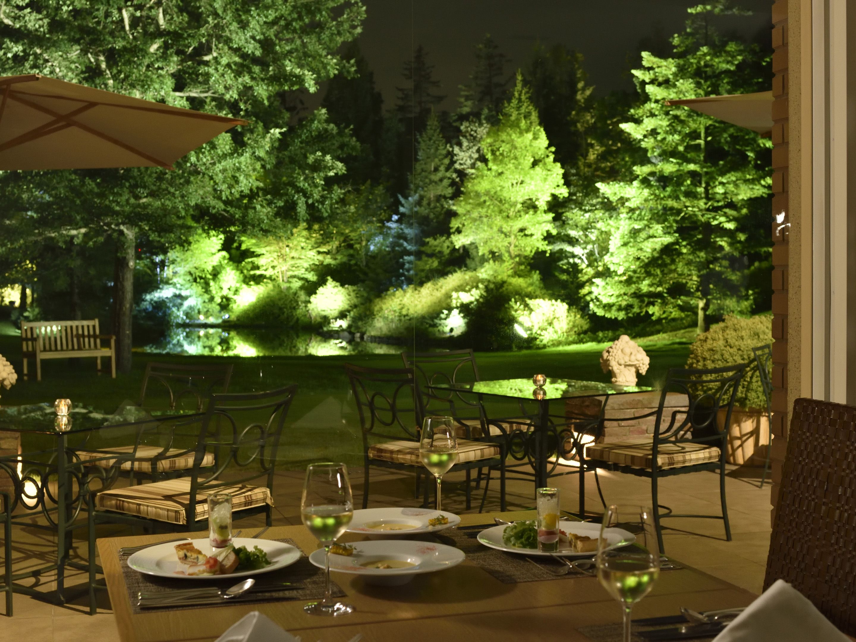 3 restaurants, breakfast, lunch, dinner served; french cuisine