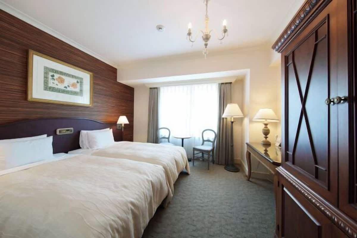 In-room safe, individually furnished, desk, laptop workspace
