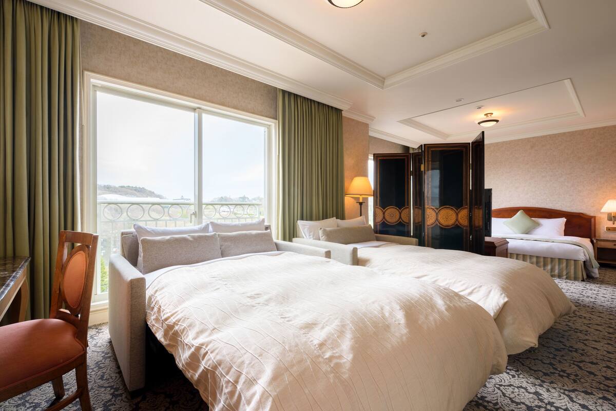 junior suite double, non smoking | in-room safe, individually furnished, desk, laptop workspace