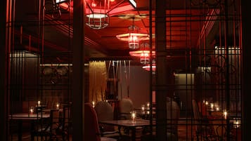 3 か所のレストラン、朝食、ランチ、ディナーに営業 (フランス料理)