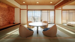 Phòng Suite truyền thống, không hút thuốc, quang cảnh vườn (Japanese Style) | Két bảo mật tại phòng, bàn, khu vực làm việc phù hợp cho laptop 