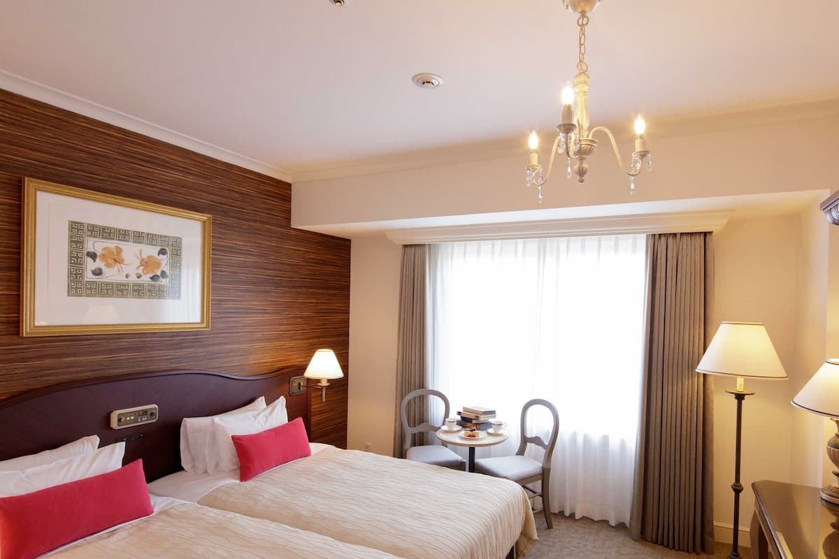 In-room safe, individually furnished, desk, laptop workspace