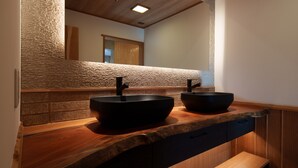 Phòng Suite truyền thống, không hút thuốc, quang cảnh vườn (Japanese Style) | Phòng tắm | Đồ dùng nhà tắm miễn phí, máy sấy tóc, dép đi trong nhà 