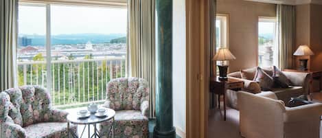 Royal suite, niet-roken, uitzicht op tuin | Uitzicht vanaf balkon