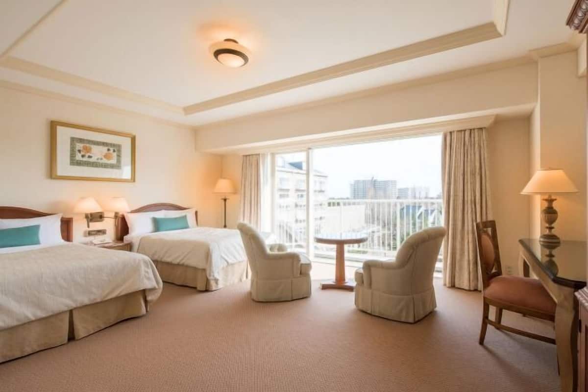 In-room safe, individually furnished, desk, laptop workspace