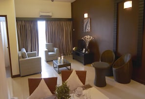 Apartamento, 3 habitaciones | Zona de estar | Una televisión LCD