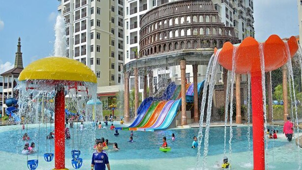 Ein Wasserpark mit großem Pool, Wasserrutschen und Wasserspielen.