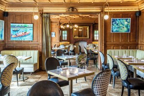 Breakfast and dinner served - The Wood Norton (Evesham)