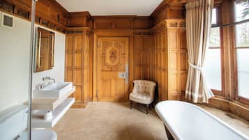 Chambre Junior | Salle de bain | Articles de toilette de luxe, sèche-cheveux, serviettes fournies, savon