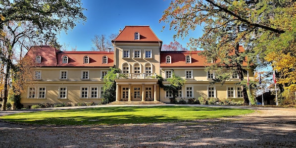 Vista frontal de la propiedad