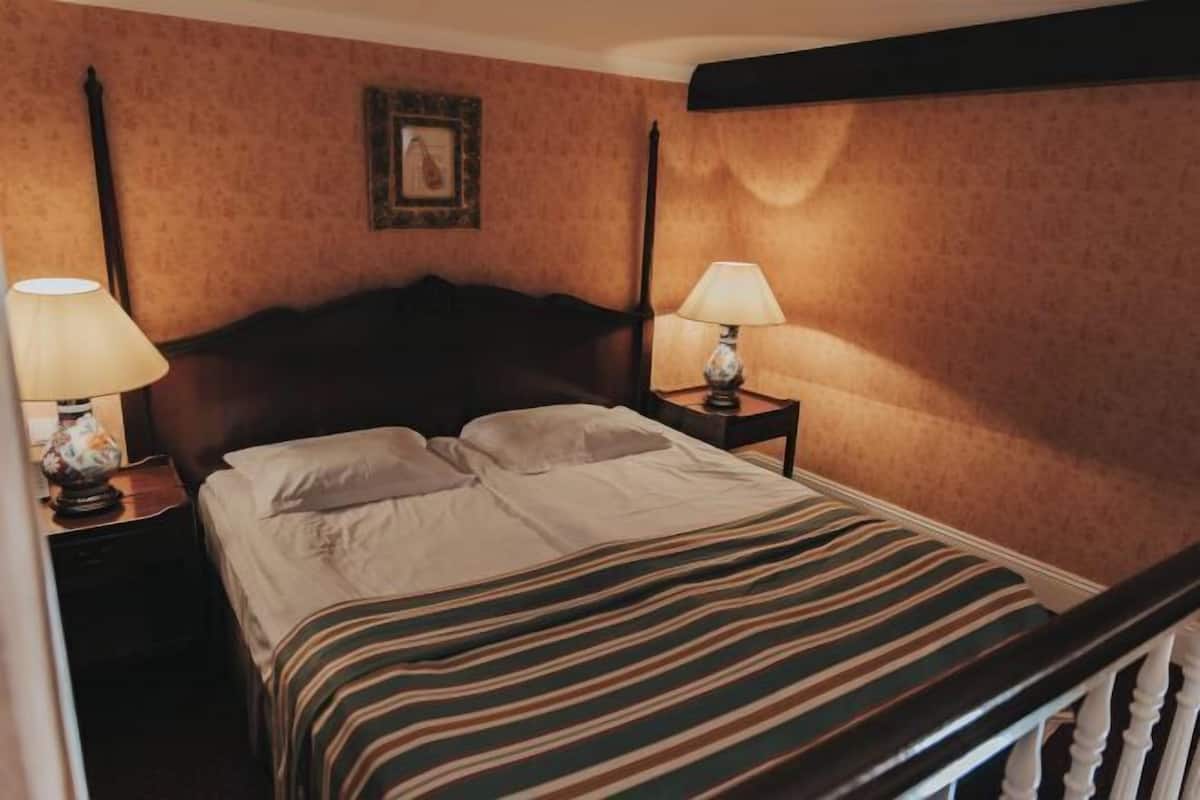 Minibar, in-room safe, soundproofing, free WiFi