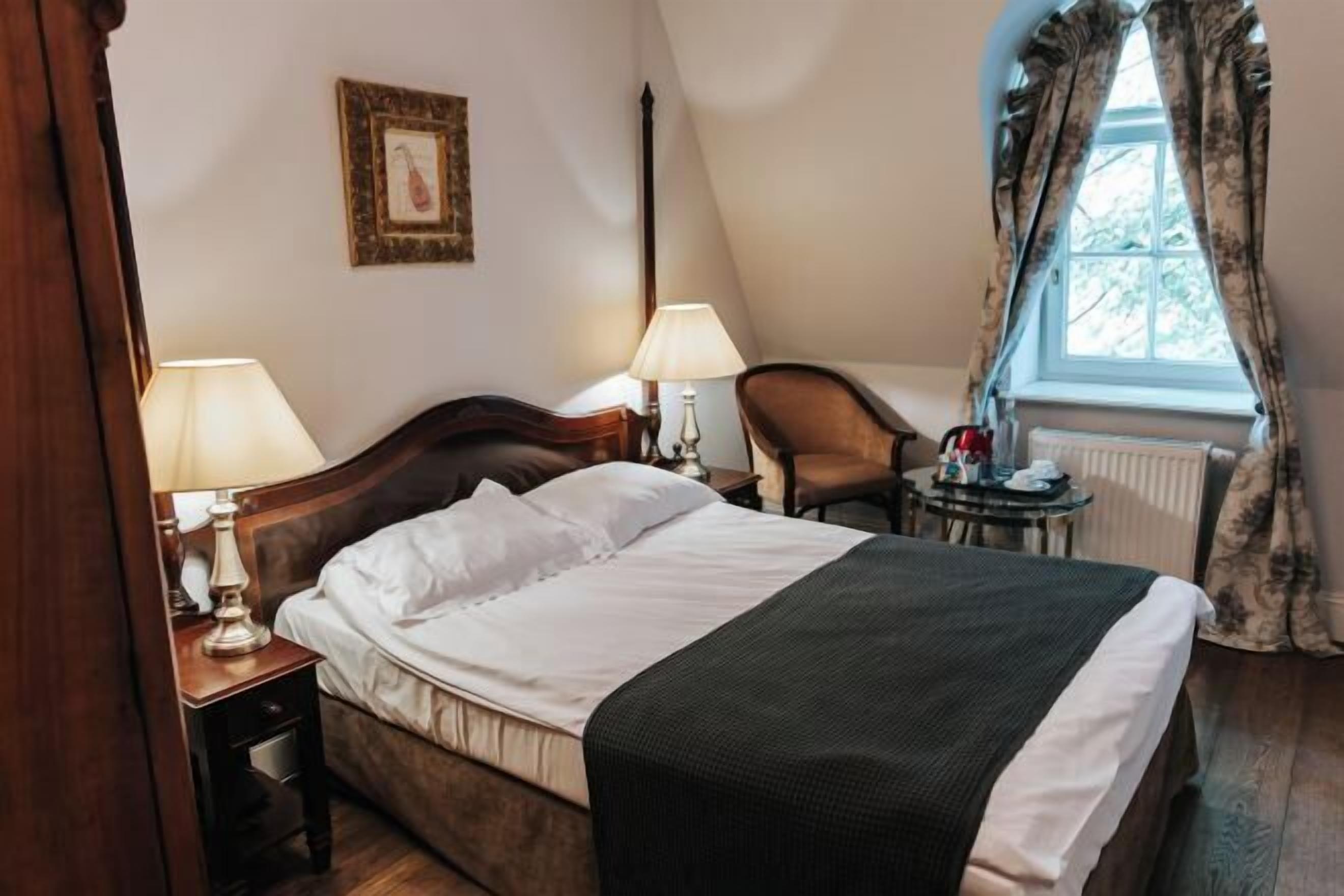 มินิบาร์, ตู้นิรภัยในห้องพัก, ห้องเก็บเสียง, Wi-Fi ฟรี