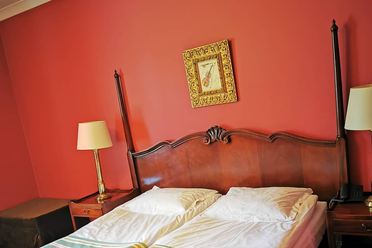 Minibar, in-room safe, soundproofing, free WiFi