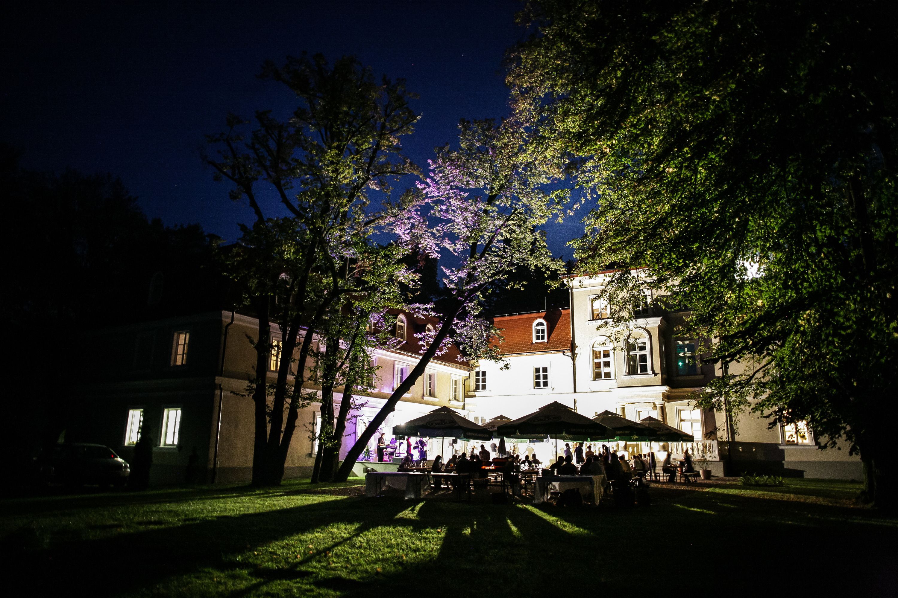 lunch, dinner served; international cuisine, garden views