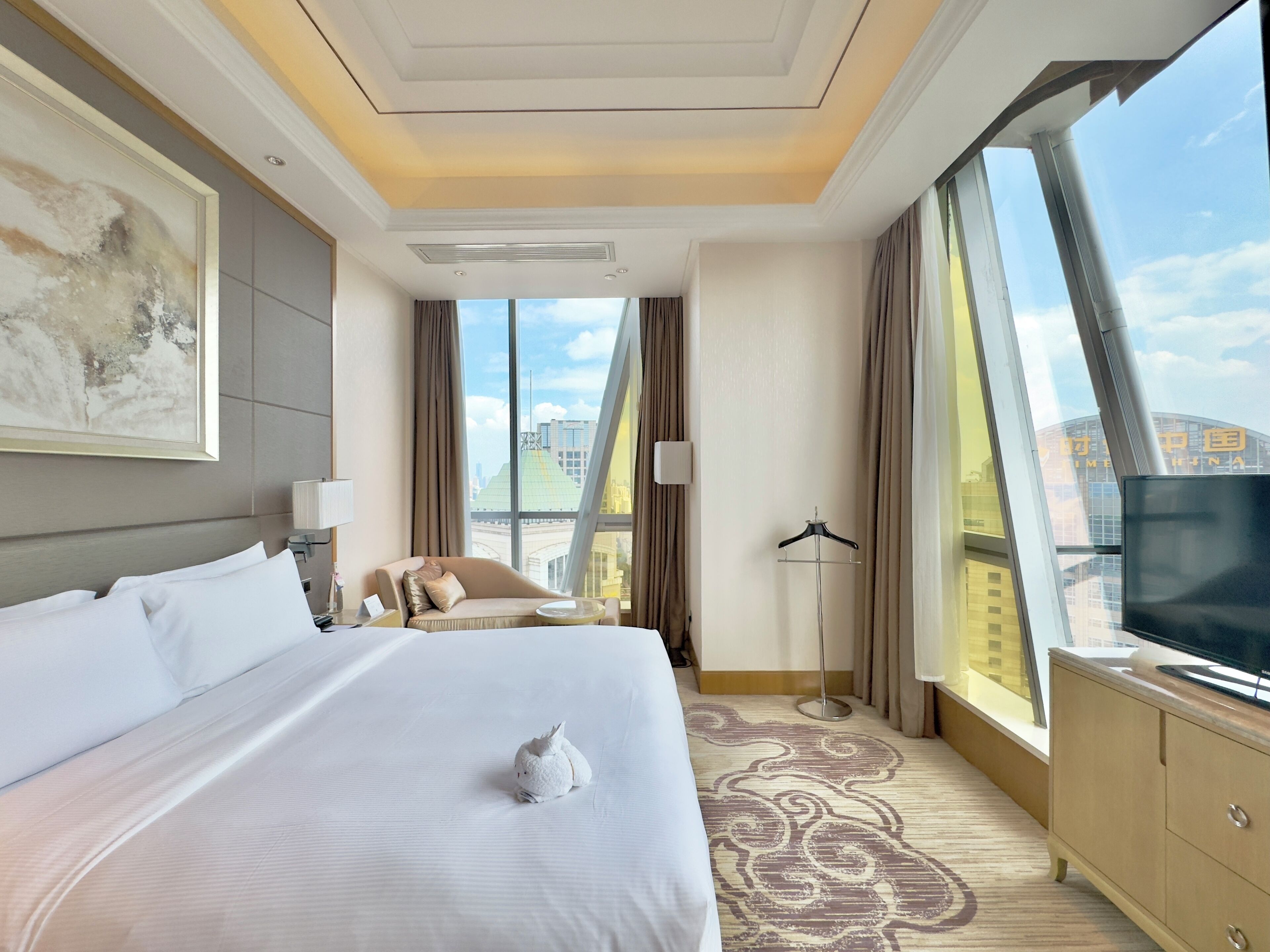 Executive Suite, 1 King Bed, Club lounge access | Premium bedding, in-room safe, desk, laptop workspace
