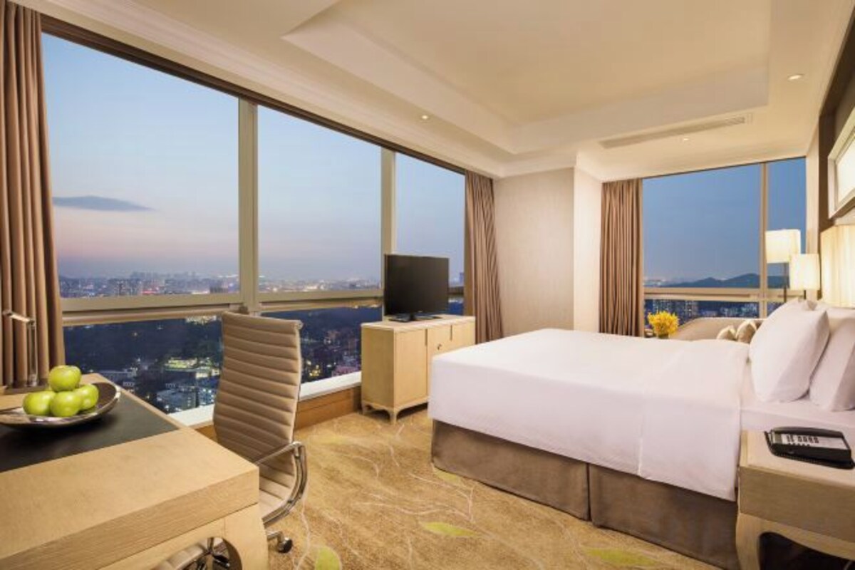 Premium bedding, in-room safe, desk, laptop workspace