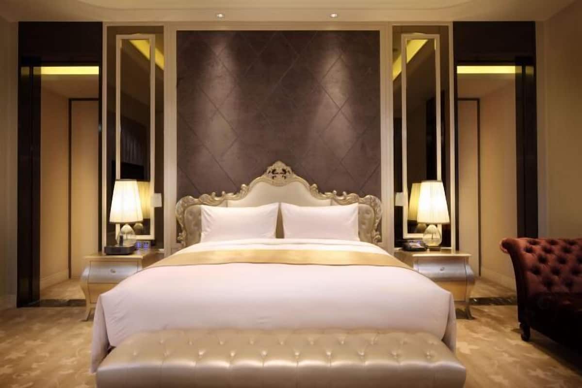 1 bedroom, premium bedding, in-room safe, desk