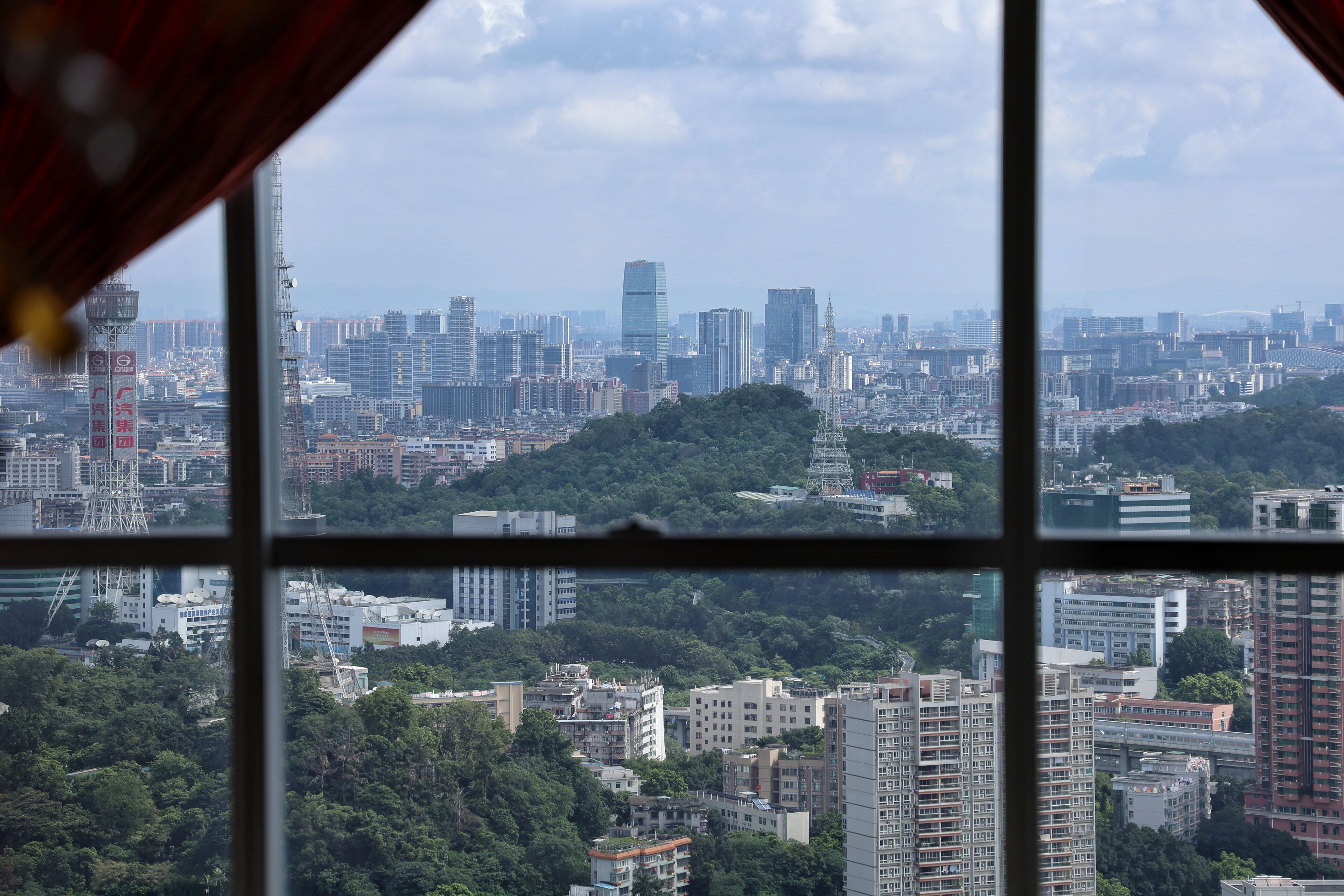 2 restaurants, breakfast, lunch, dinner served; international cuisine