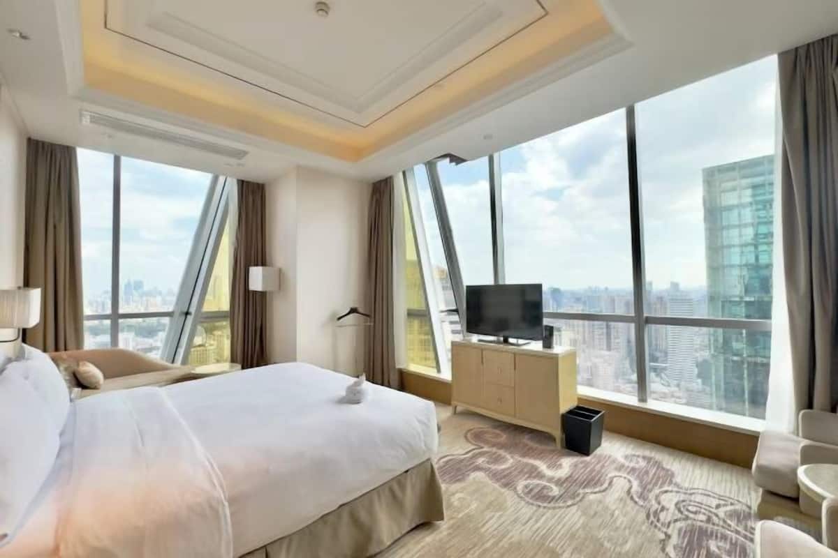 1 bedroom, premium bedding, in-room safe, desk
