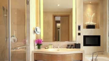 Une salle de bain moderne avec une douche à parois de verre, un meuble-lavabo avec un miroir, un évier et une baignoire.