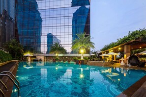 Outdoor pool, pool umbrellas, pool loungers - DoubleTree by Hilton Guangzhou-Free Shuttle Bus to Canton Fair Complex & Overseas Buyer Registration Services during Canton Fair Period (Guangzhou)