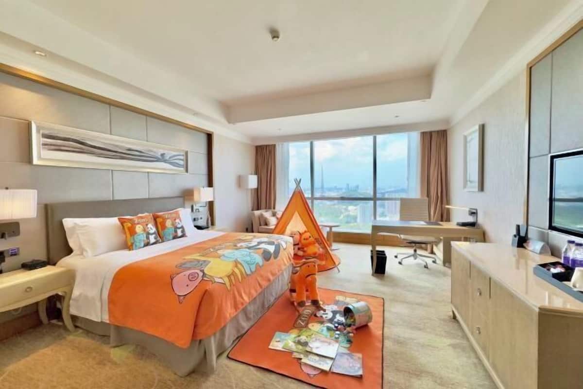 1 bedroom, premium bedding, in-room safe, desk