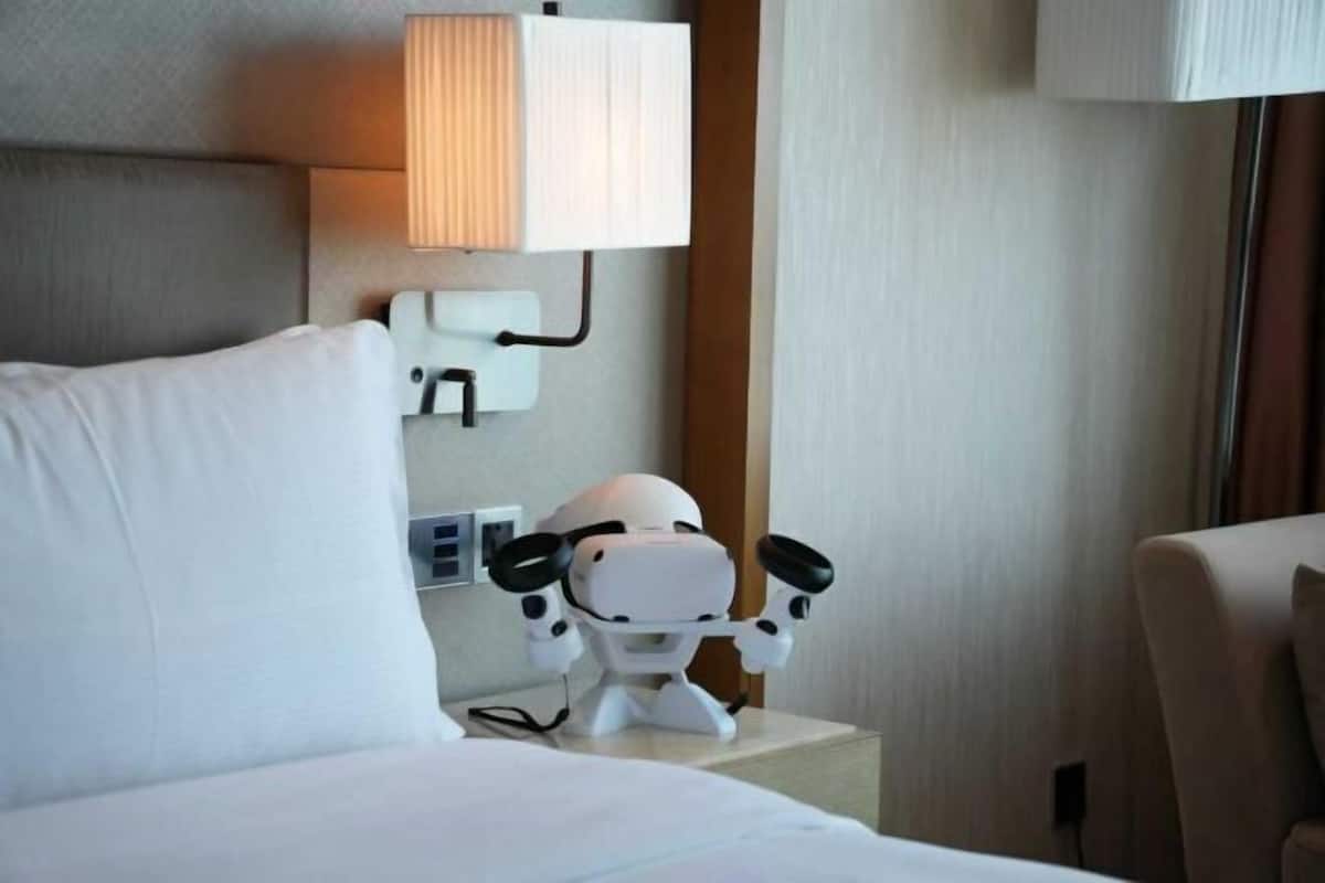 Premium bedding, in-room safe, desk, laptop workspace