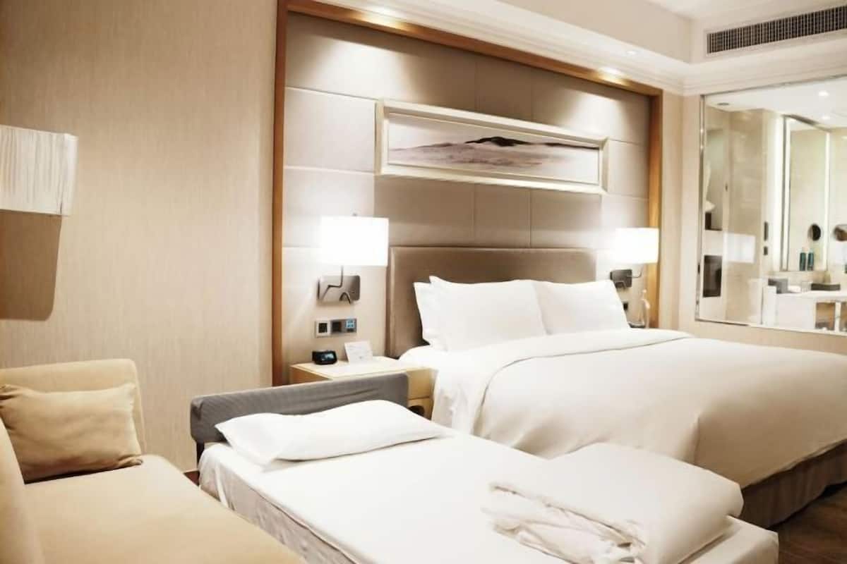 Premium bedding, in-room safe, desk, laptop workspace