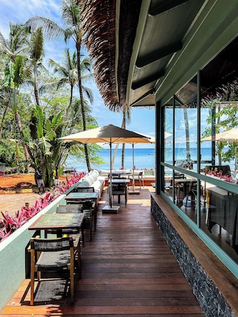 Der serveres morgenmad, frokost, aftensmad og lokale retter