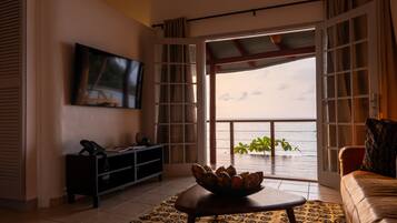 Standard-Bungalow, 1 Doppelbett, Strandnähe | Minibar, Zimmersafe, individuell dekoriert, Schreibtisch