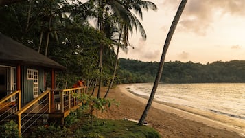 Bungalow estándar, 1 cama matrimonial, frente al mar | Balcón
